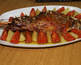 Foto del paso 6 de la receta: Paletilla de cordero al horno con hierbas aromáticas y guarnición de gajos de patata y tomate asados