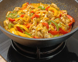 Foto del paso 8 de la receta: Wok de pollo tres pimientos con salsa de rulo de cabra