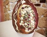 Foto del passaggio 10 della ricetta Uova di Pasqua variegato con frutta secca