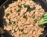 Foto langkah ke 3 dari resep Thai Chicken Basil (Ayam Cincang Kemangi Ala Thailand).