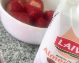 Foto del paso 1 de la receta Batido de fresas y avena con leche de almendras 🍓