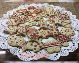 Foto del paso 6 de la receta: Tarta balón con galletas navideñas y frosting de turrón ⚽️