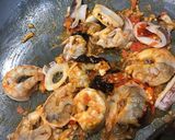 รูปขั้นตอนการทำที่ 2 ของ ข้าวผัดต้มยำทะเล - อาหารง่าย ๆ หาทานไม่ยาก ด้วยฝีมือของเราเอง
