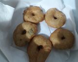A picture of step 6 of Medhu vada (urad dal vada).