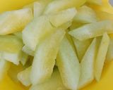Gambar langkah 1 resipi Sayur kulit tembikai tumis santan cair.