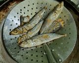 Foto langkah ke 3 dari resep Ikan Pindang Asin Sambal Matah.