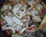 Foto langkah ke 3 dari resep Sotong tumis pedas.