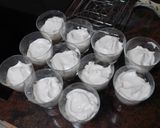 Foto del paso 5 de la receta: Mousse de limón y yogur con base de galletas