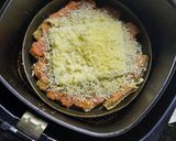 Foto del paso 4 de la receta: Milanesa con tomate, tiras de morrón y queso