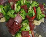 Foto langkah ke 3 dari resep Brokoli smooked beef.
