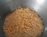 A picture of step 2 of Teri kacang pedas manis (spicy anchovy peanut).