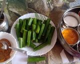 A picture of step 2 of Masala bhindi.