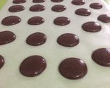 Foto langkah ke 4 dari resep Dark choco french macaron less sugar.