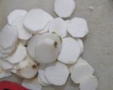 अळुच्या कंदाचे चीप्स /अरबी कंदाचे चीप्स (alukanda chips recipe in marathi) रेसिपी स्टेप 2 फोटो 