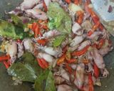 Foto langkah ke 3 dari resep Cumi asin tumis pedas.