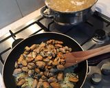 Penne paradicsomos kagylóval recept fázis 2 fotója