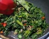 Foto langkah ke 5 dari resep Tumis Bunga Pepaya, Daun Pepaya, Teri.
