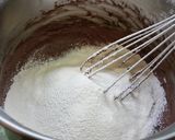 Foto del paso 4 de la receta Pastel bizcocho de chocolate, nata, fresa bañado de chocolate de sabor a canela 