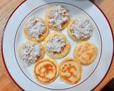 Hình bước làm 2 của món Blinis Topping Cá Ngừ Phô Mai Tươi & Olive Xanh