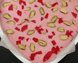 पारंपारिक रोझ रवा केक.. (paramkarik rose rava cake recipe in marathi) रेसिपी स्टेप 4 फोटो 