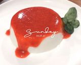 Foto langkah ke 8 dari resep Vanilla & Strawberry Pannacota.
