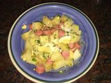 Ensalada de papas, huevo y salchichas