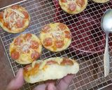 Foto langkah ke 10 dari resep Pizza mini.