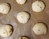 Foto del paso 3 de la receta Panecillos de yogurt con pasas y pepitas de chocolate