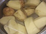 Puchero de pollo y caracú de cerdo