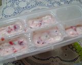 Foto del paso 3 de la receta: Yogurt (heladitos con frutilla)