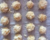Foto langkah ke 3 dari resep Choco Strawberry Thumbprint Cookies With Cheese.