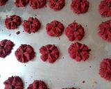 Foto langkah ke 6 dari resep Kue Semprit Red velvet.