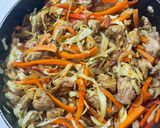 Foto del paso 6 de la receta: Muslo de pavo salteado con verduras!!! 🫶🏻