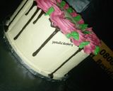 A picture of step 8 of Drips buttercream icing cake.