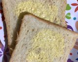 Foto langkah ke 1 dari resep Egg and cheese sandwich (mudah dan super enak!).