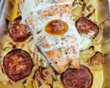 Foto del paso 4 de la receta: Salmón con verduras y huevo