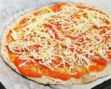 Foto del paso 1 de la receta: Pizza de Salmón, Gambas, tomate seco y aceitunas negras
