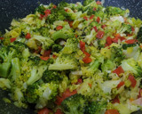 Foto del paso 5 de la receta: Salteado de brócoli, puerro y pimiento rojo