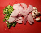 Foto del paso 3 de la receta: Alubias veganas, con cebollas maceradas en salsa thai