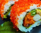 Hình bước làm 3 của món Sushi Cơm Cuộn Bọc Trứng Cá Chuồn