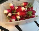 Une image de l'étape 1 de Jardin de fleurs de radis roses tartinade feta citron ciboulette.