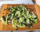 Une image de l'étape 16 de Salade composée au concombre, tomates, feuille de chêne et oignon rouge.