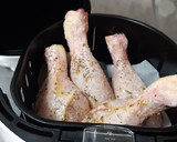 Foto del paso 2 de la receta: Muslos de pollo en freidora de aire con brócoli al microondas