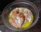 Foto del paso 2 de la receta: Muslos de pollo asados en freidora de aire con papas arrugas y mojo