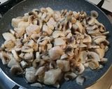 Foto del passaggio 3 della ricetta Bocconcini di pollo cremosi con funghi e piselli