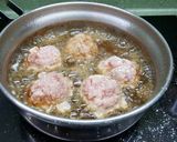 Foto del paso 4 de la receta: Albóndigas de pollo y jamón con tomate y pimientos