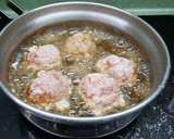 Foto del paso 4 de la receta: Albóndigas de pollo y jamón con tomate y pimientos