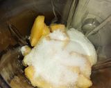 A picture of step 3 of Paw paw smoothie.