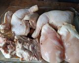 Foto del paso 6 de la receta: Pollo asado con manzana, dátiles y pasas