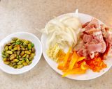 Hình bước làm 1 của món Gà xào hạt dẻ